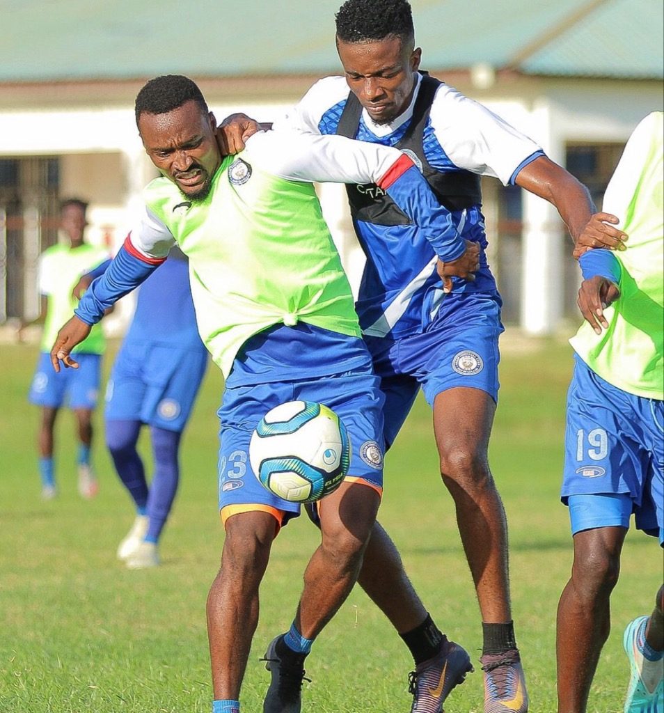 wachezaji wa Azam wakijiandaa na moja ya mechi ya ligi kuu