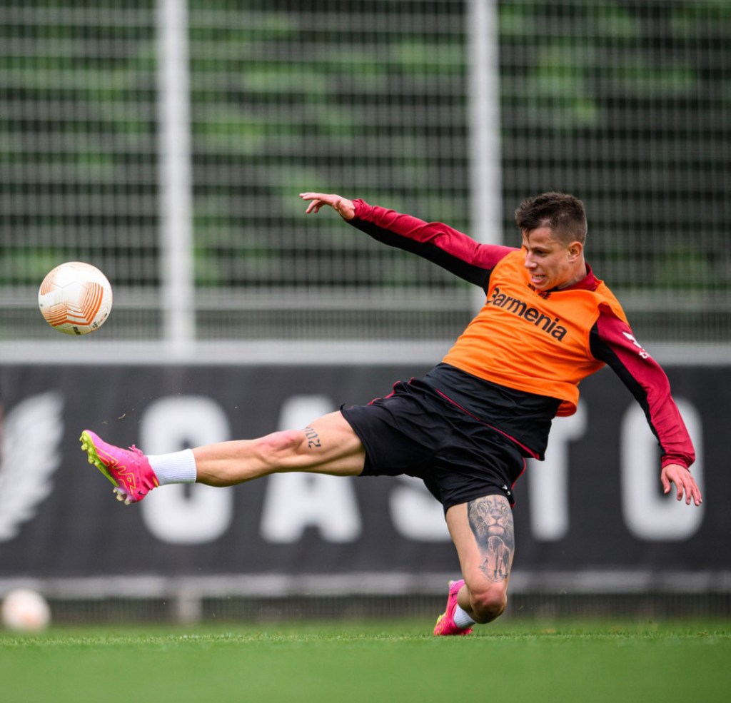 Mchezaji wa Bayer Leverkusen akijindaa na mechi dhidi ya AS Roma