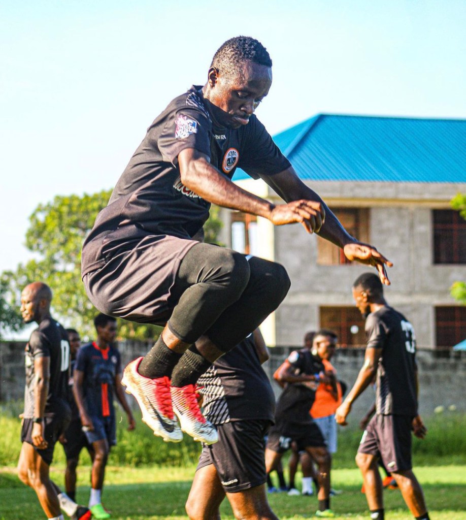 Mchezaji wa KMC akipasha kujiandaa kuwakabili Sindida Big Stars.