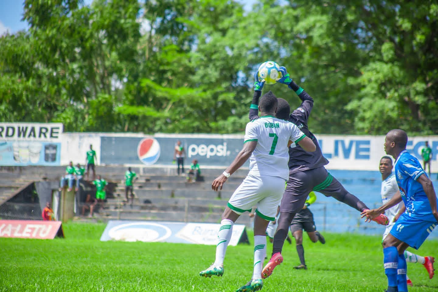 Wachezaji wa Polisi Tanzania na Mtibwa Sugar katika moja ya mechi walizowahi kuktana.