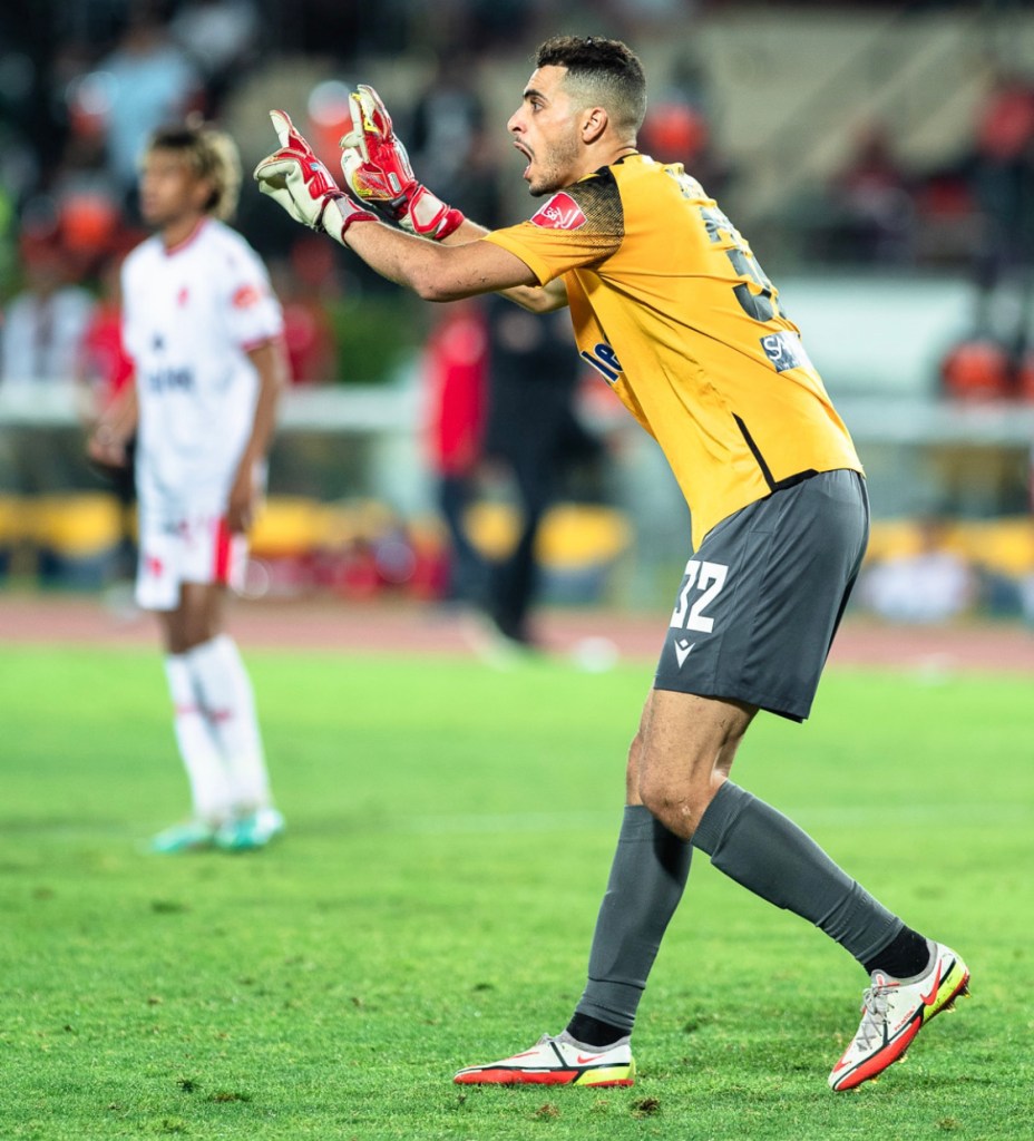 Kipa wa Wydad Athletic Club akiwaelekeza wachezaji wenzake