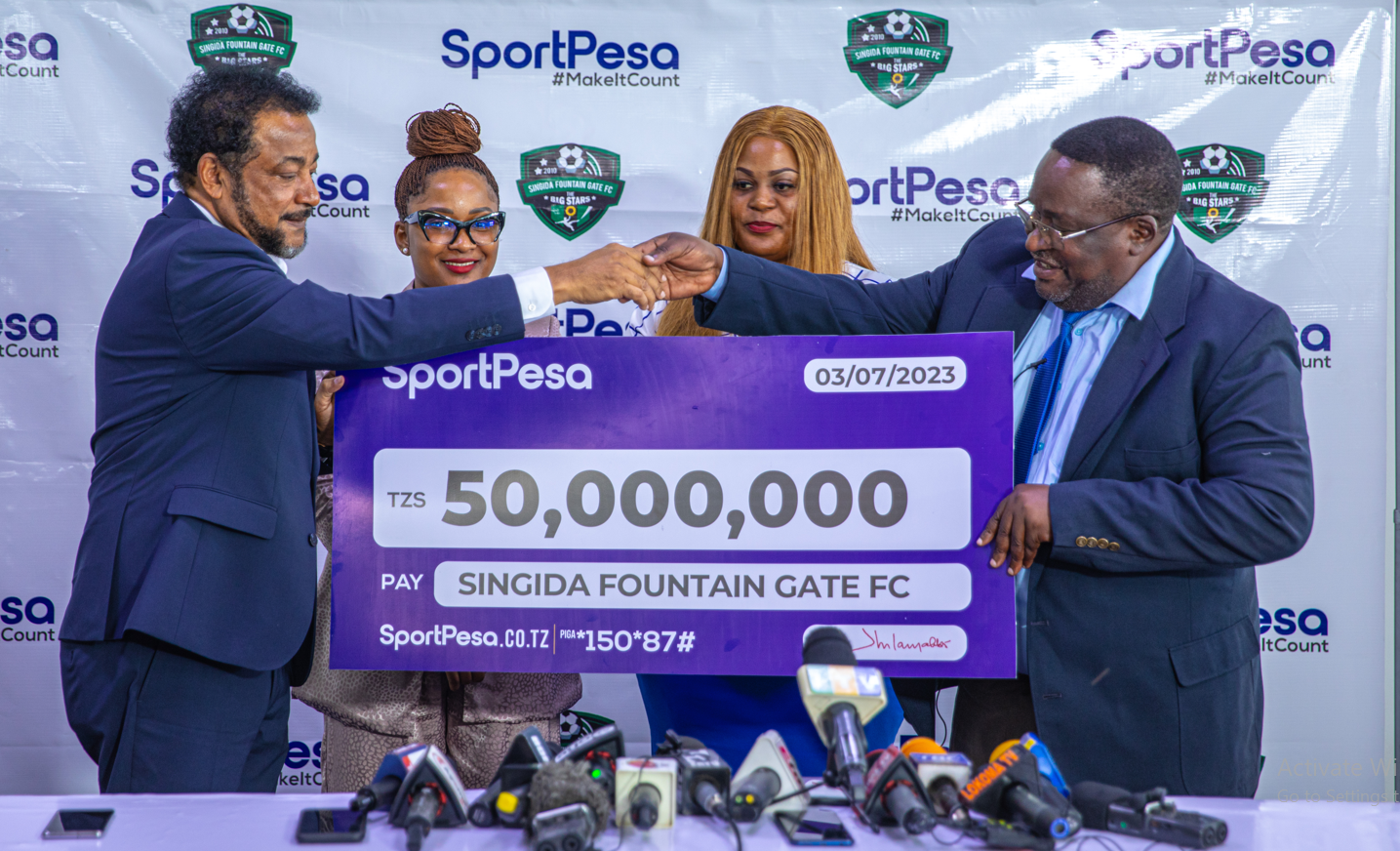 Tarimba na Sabrina Msuya wakiwakilisha Sportpesa wakati John Kadutu na Tabitha Kidawawa wakiwakilisha Singida Fountain Gate.