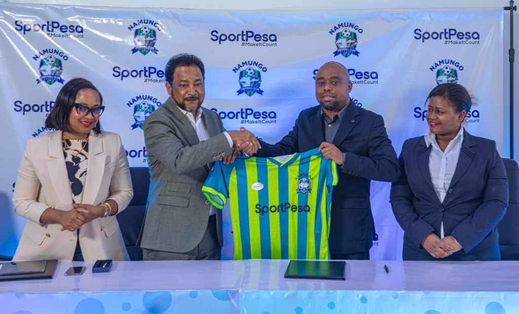 Mkurugenzi wa SportPesa Abass Tarimba akiwa na Afisa mtendaji wa Namungo FC Omari Kaya