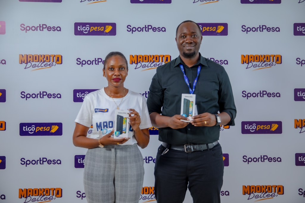 Afisa kutoka kitengo cha Uhusiano na Mawasiliano Lydia Solomon akiwa na Meneja Biashara kutoka Tigo Fabian Felician