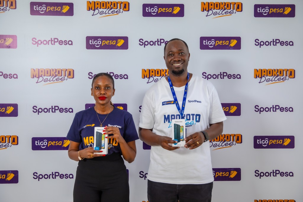 lydia Solomon muwakilishi kutoka Kitengo cha mawasiliano na Uhusiano SportPesa akiwa na Fabian Felician Meneja Biashara kutoka Tigo