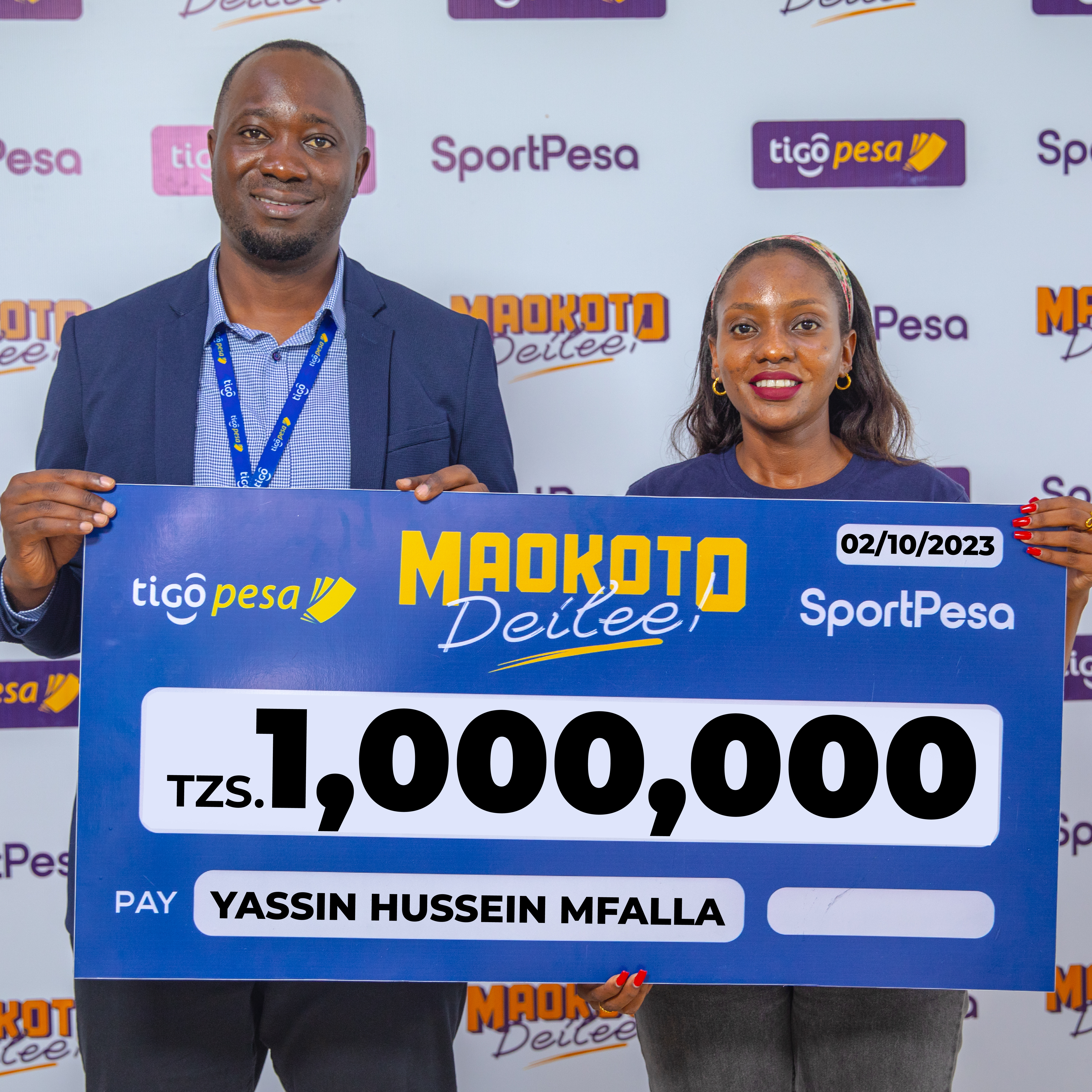 Afisa habari mawasiliano na uhusiano Lydia Solomon akiwa na Meneja Biashara kutoka Tigopesa Fabian Felician