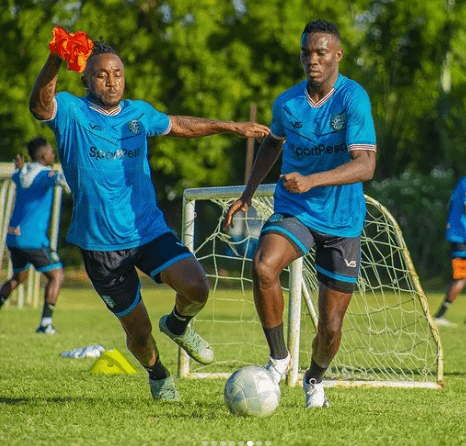 HABIB Kyombo na Kazad wachezaji wa Singida Fountain Gate wakiwa uwanja wa mazoezi kwa maandalizi ya mechi za ushindani. Source: Singida Fountain Gate