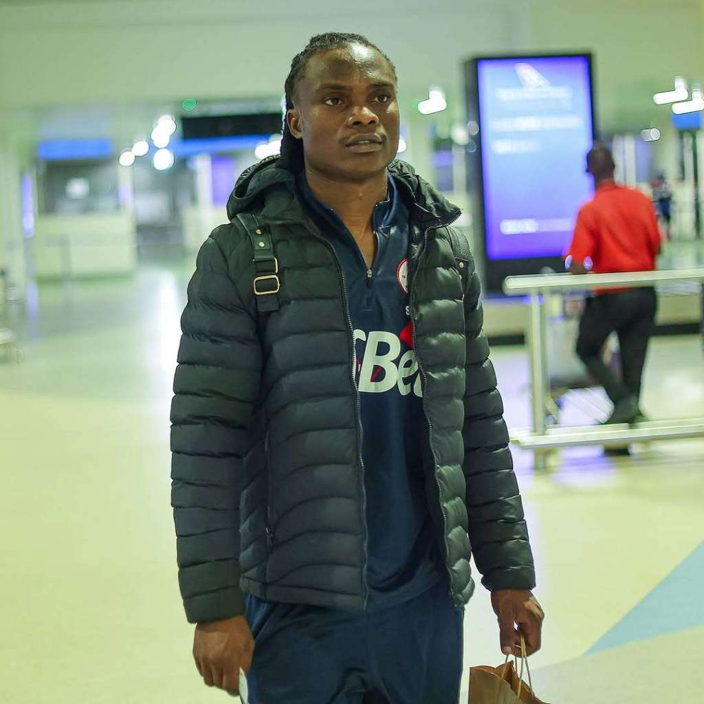 Denis Kibu kwenye Msafara wa Simba uliotua Dar