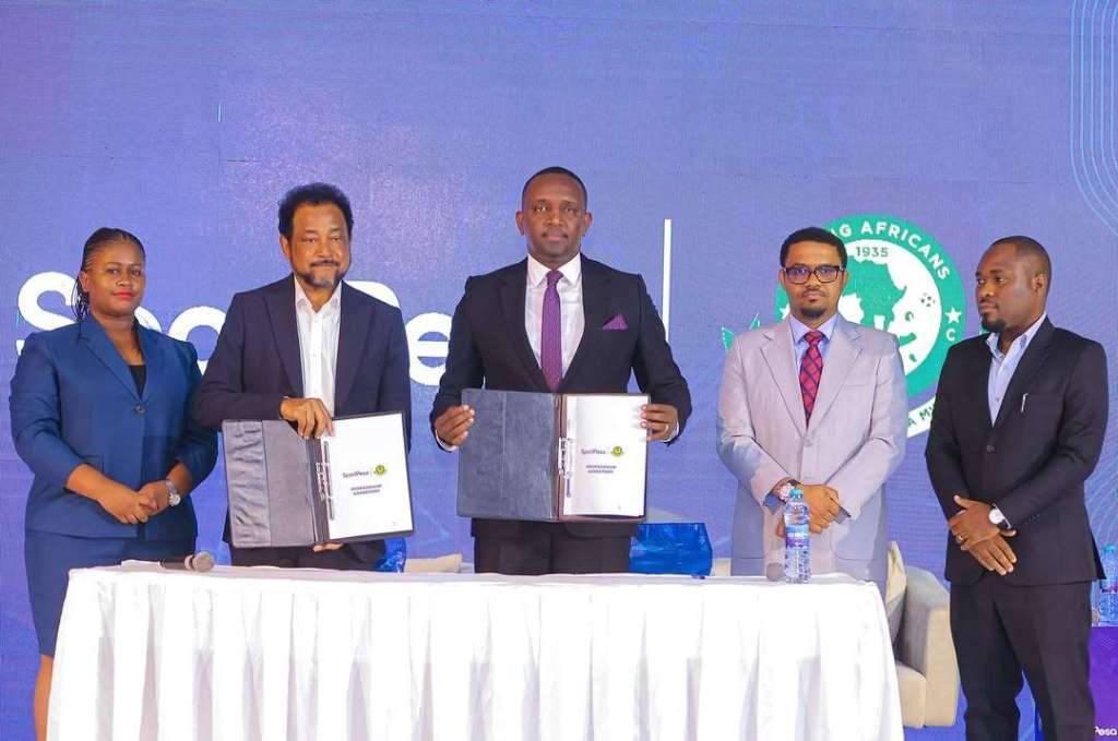 Uongozi wa Yanga na SportPesa wakionyesha mikataba mipya