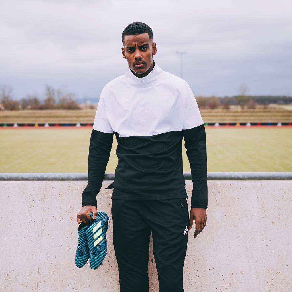 Alexander Isak atua Liverpool