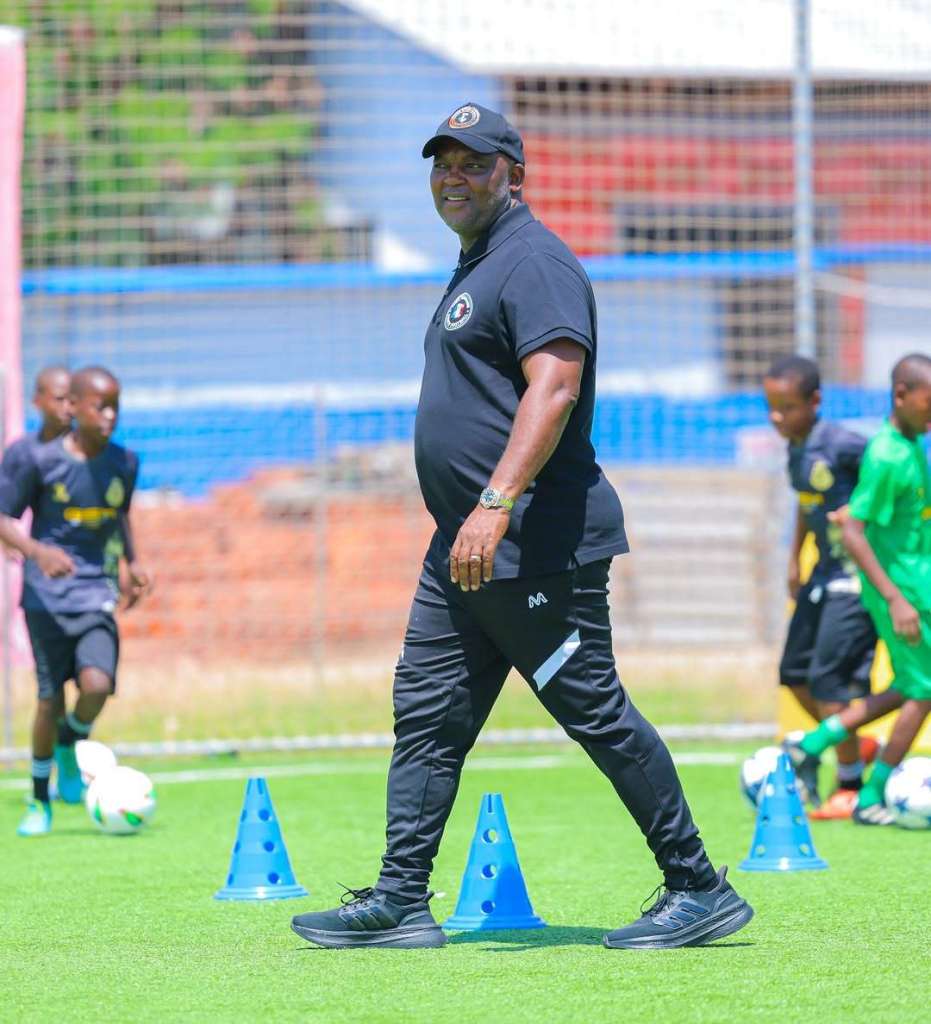 Kocha Pitso akisimamia watoto