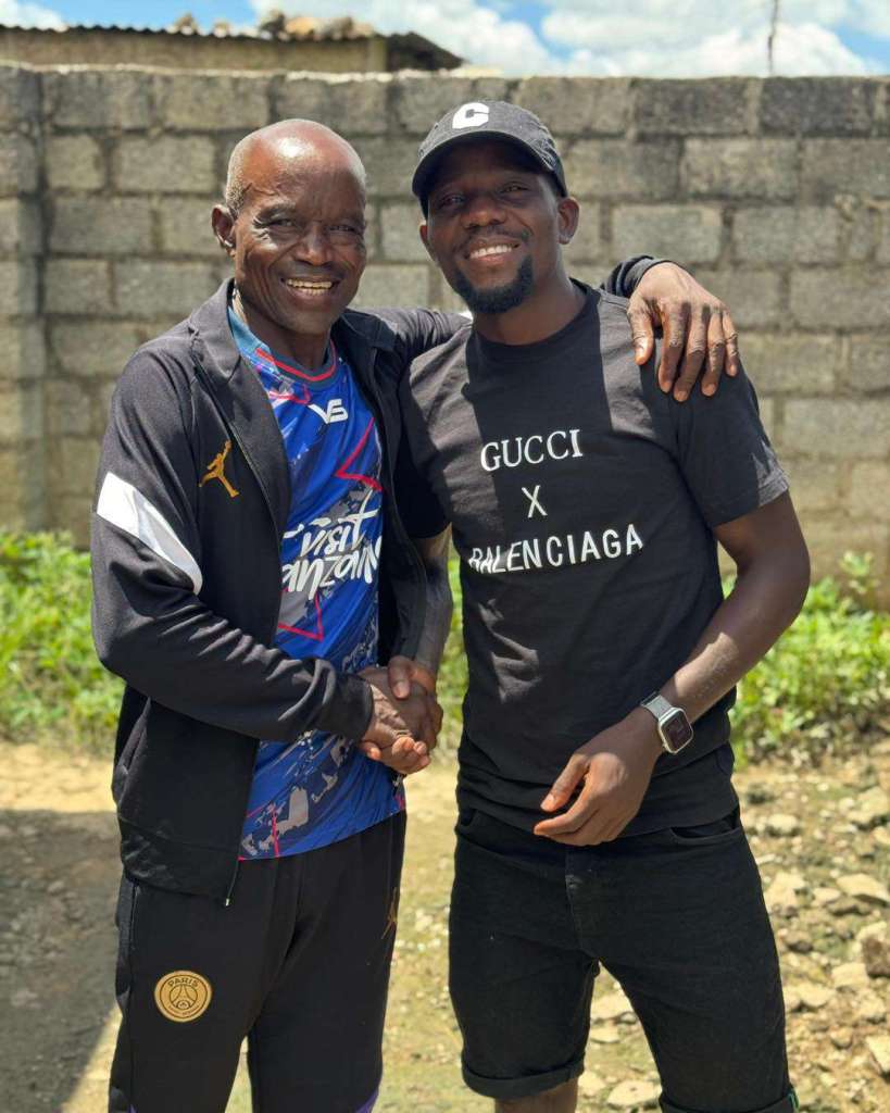 Chama na baba yake aliyevaa jezi ya Simba