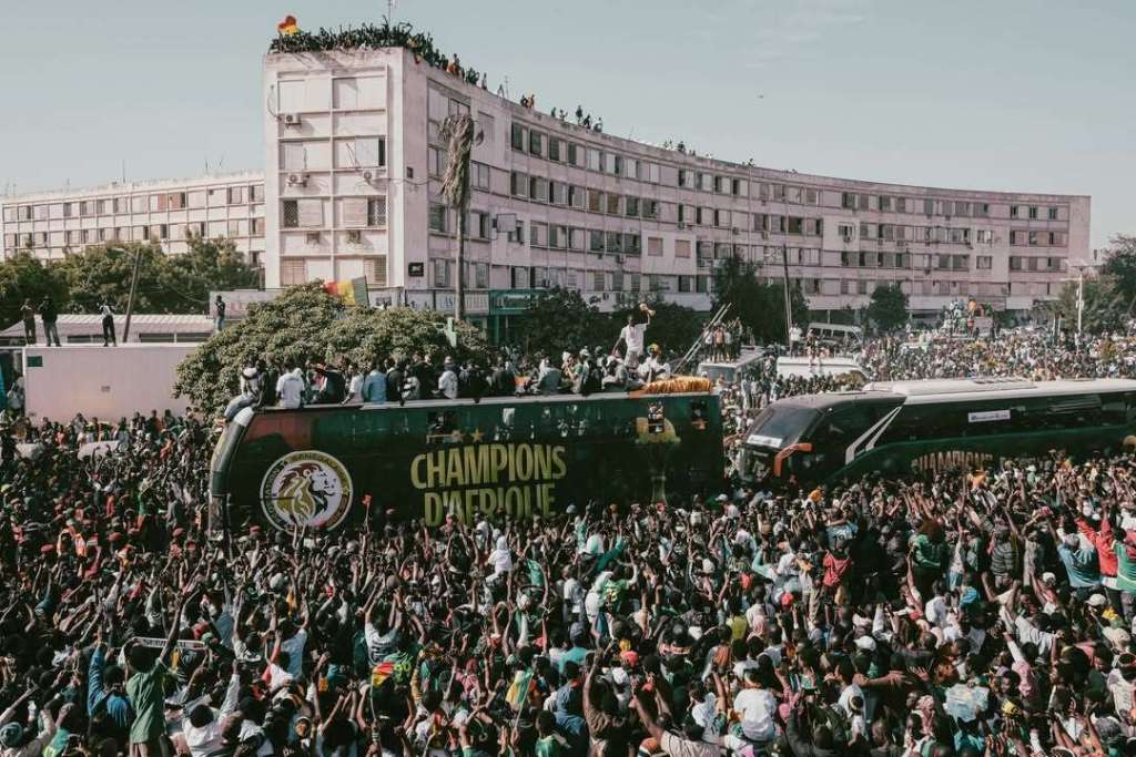 Umati wa watu waliofurika kuwapokea timu ya Senegal