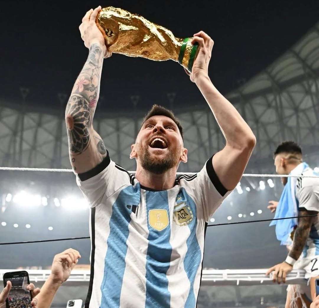 Lionel Messi akinyanyua Kombe la Dunia