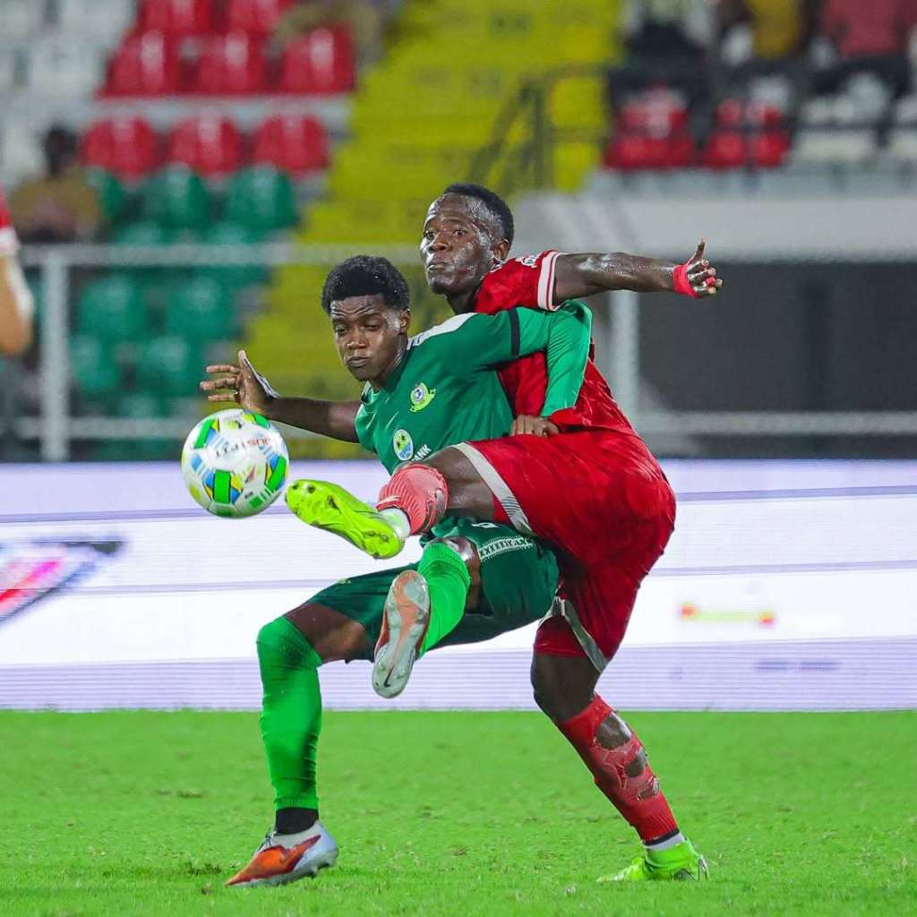 Mligo wa Simba SC akipambana na mchezaji wa Mafunzo SC