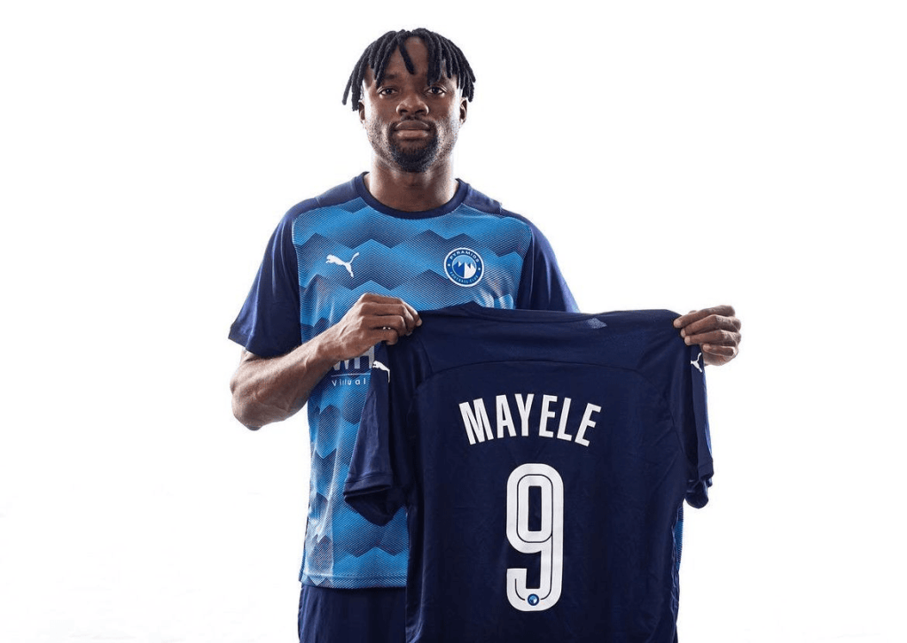 Fiston Mayele holding his number 9 Pyramids FC jersey